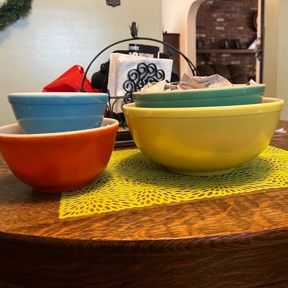 Set (4) of vintage primary Pyrex bowls